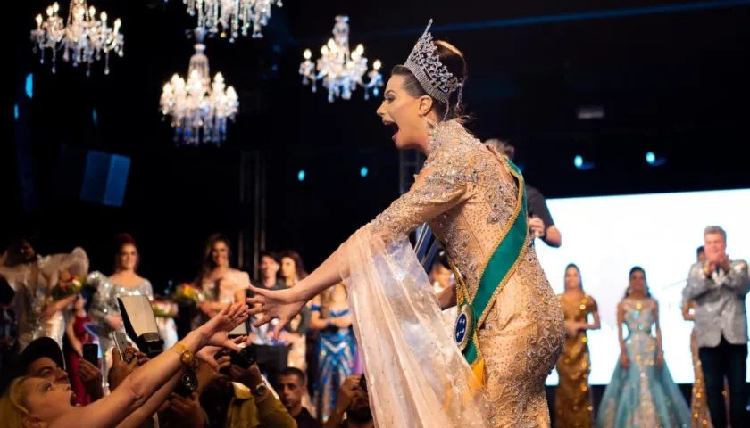 La nueva Miss Gay Brasil 2019, Antonia Gutiérrez, saluda al público.