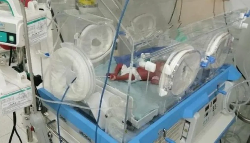 Una de las trillizas.