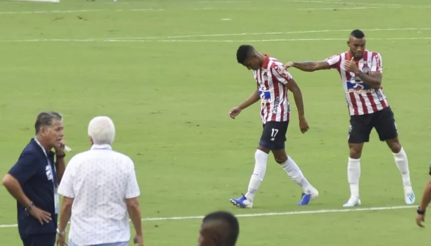 Gabriel Fuentes durante la expulsión en el partido de ayer.