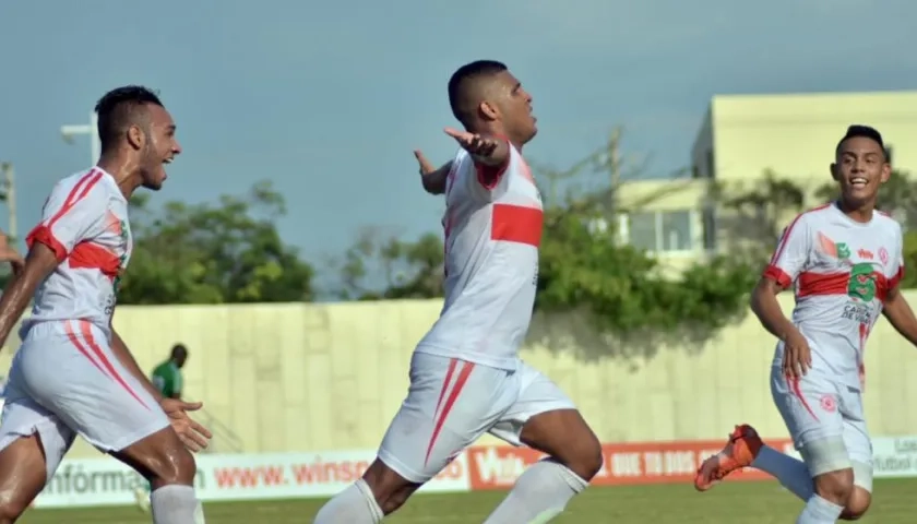 La celebración de Kevin Gutiérrez (centro).