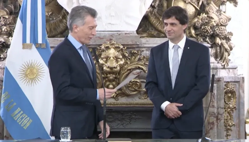 En un breve acto en la Casa Rosada, sede del Ejecutivo argentino, el Presidente Macri tomó juramento al nuevo Ministro de Economía.