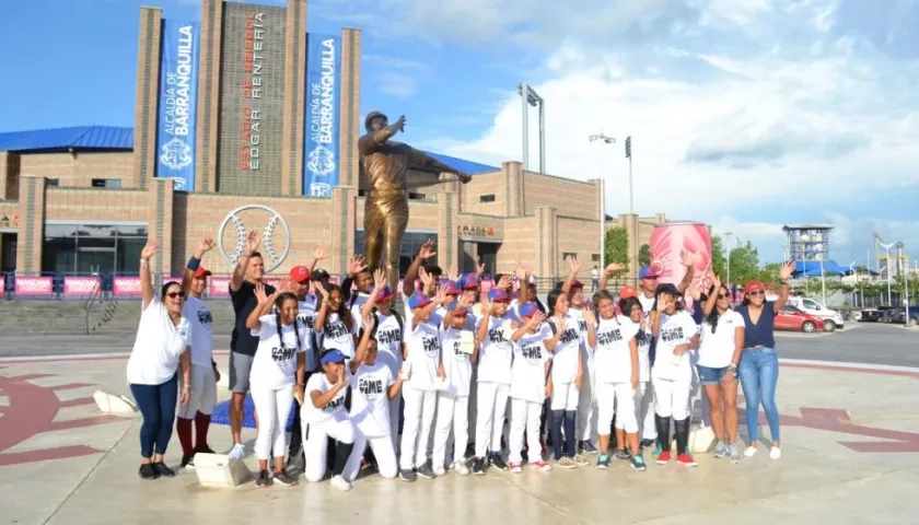 Giovanni Urshela con niños de Game Time Foundation. 