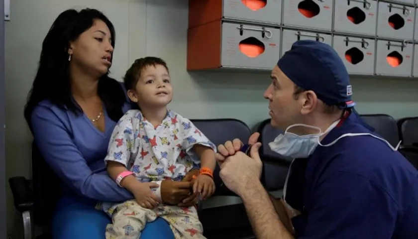 Noris Márquez y su hijo atendidos en el hospital USNS Comfort de la Armada de EE.UU.