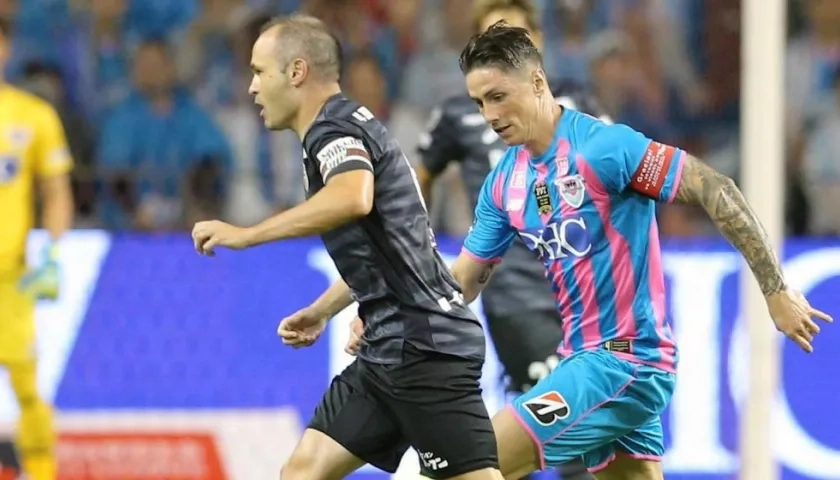 Andrés Iniesta en una acción de partido ante Fernando Torres. 