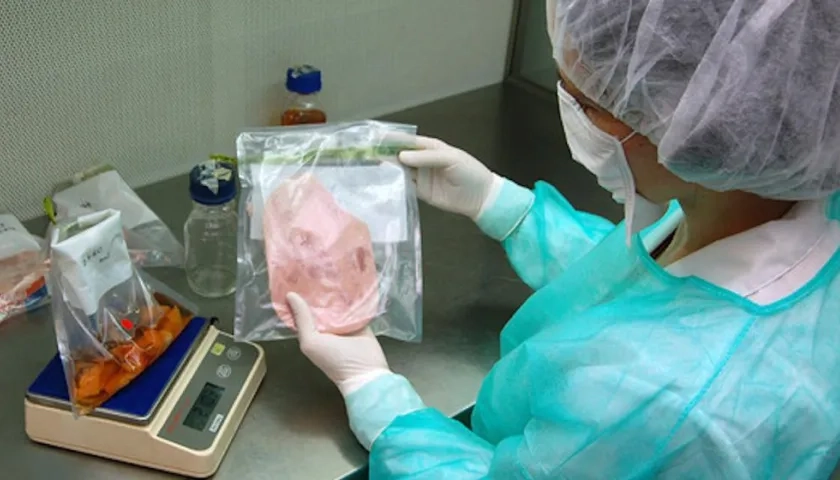 La listeria puede aparecer en carne cocinada de cerdo, vegetales, lácteos y pescado ahumado.