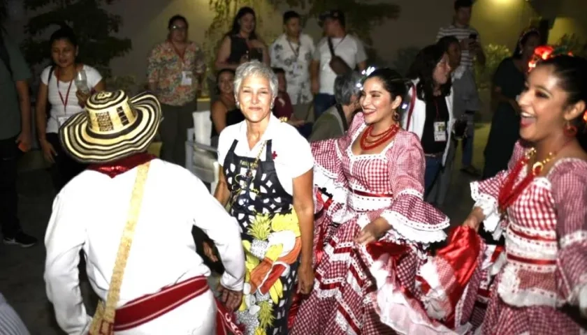 La directora de la feria Patricia Maestre bailando cumbia.
