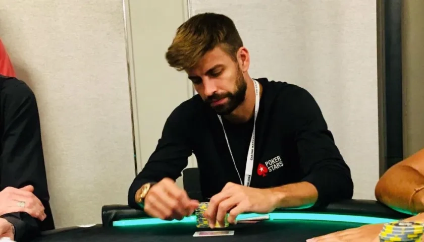 Gerard Piqué durante el juego de póker. 