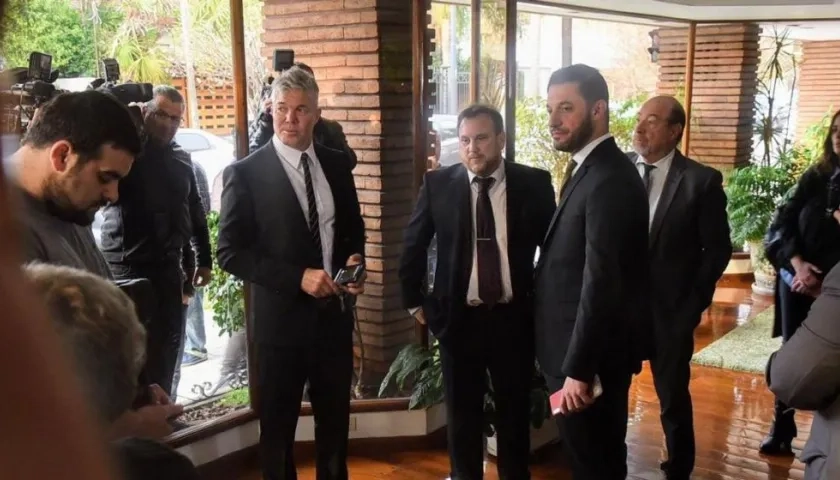 Abogados durante el procedimiento en la casa de Claudia Villafañe, ex-esposa de Diego Maradona.
