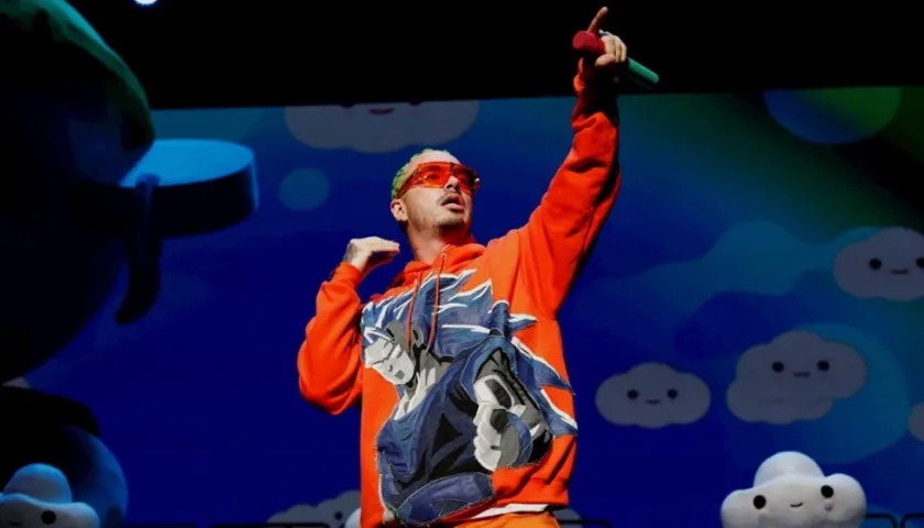 J Balvin en medio de su concierto en Puerto Rico.