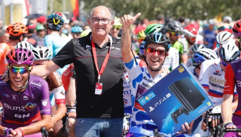 Ángel Madrazo recibe su PS4 en la línea de salida. 