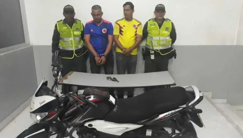 Los dos capturados por parte de la Policía.