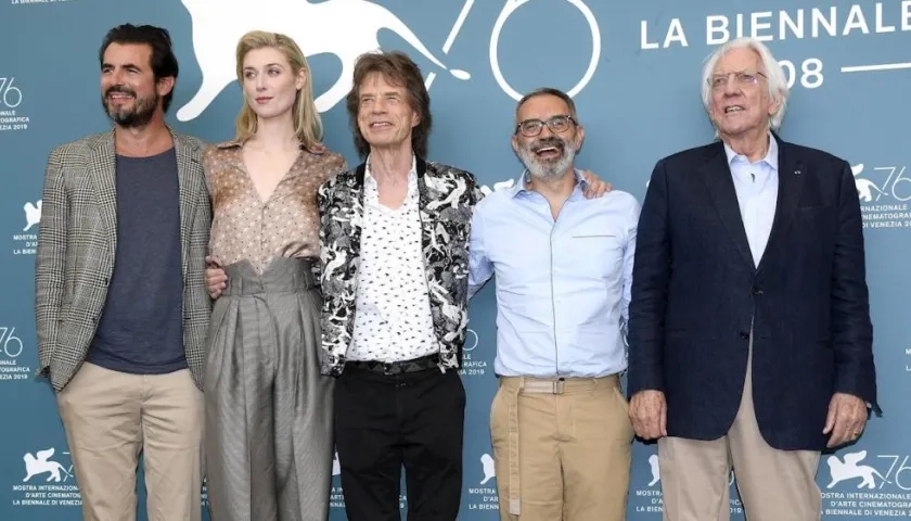 Mick Jagger y Donald Sutherland posan para una foto en Venecia, junto a Claes Bang, Elizabeth Debicki y Giuseppe Capotondi.