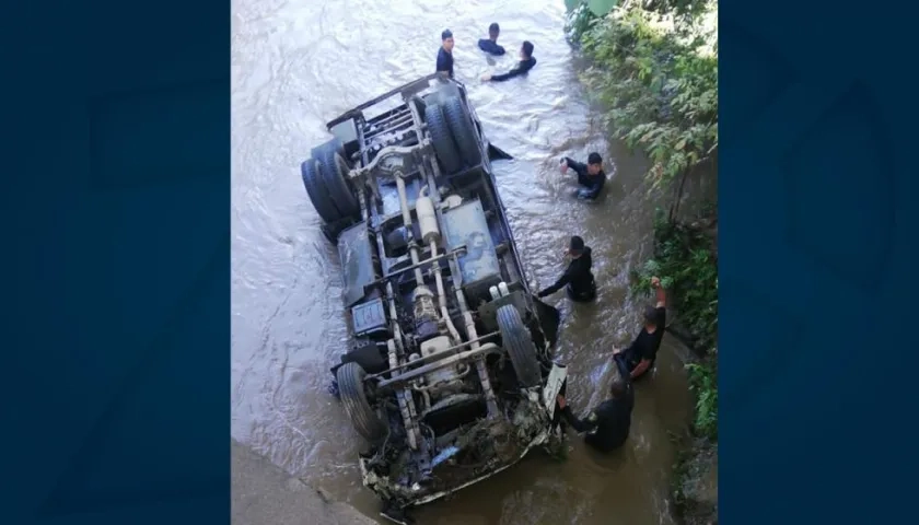 Camión del Esmad que cayó al Río Tucurinca.