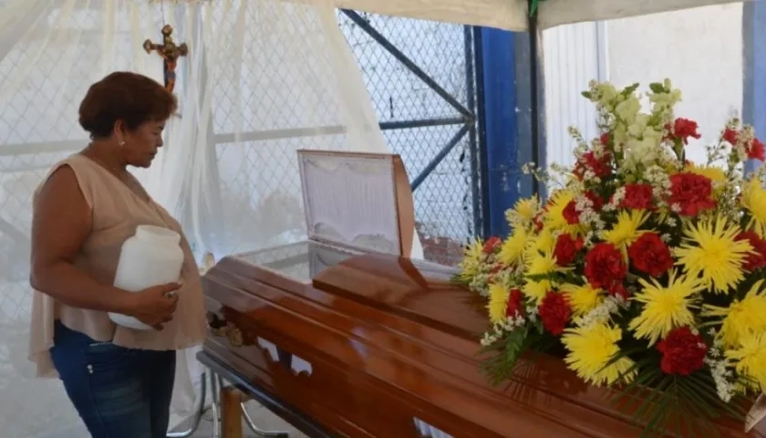 El hombre es velado en el barrio Villa Marbella.