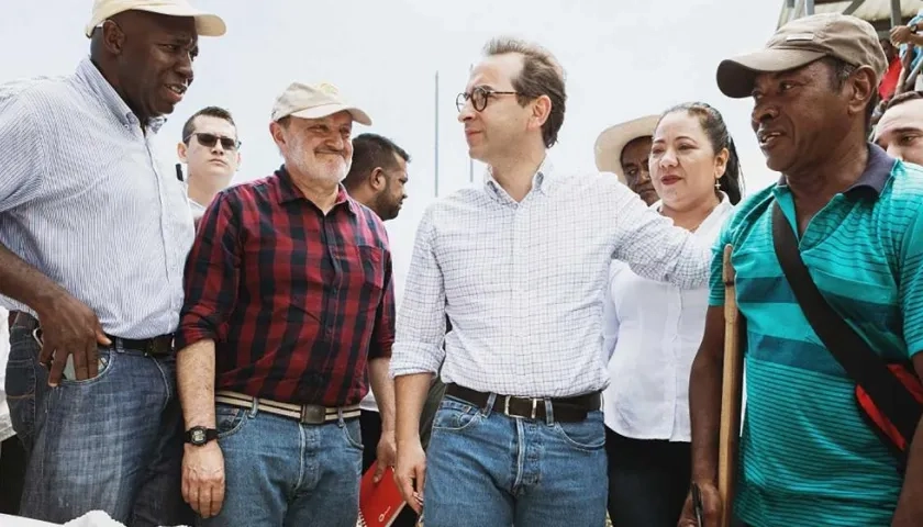 Ministro de Agricultura con paneleros y pequeños ganaderos.