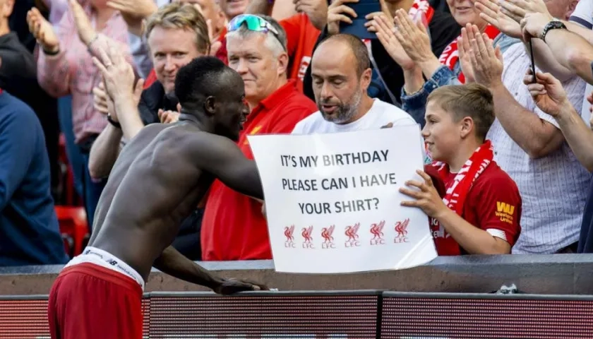 Mané regala su camiseta a un pequeño hincha que estaba de cumpleaños. 