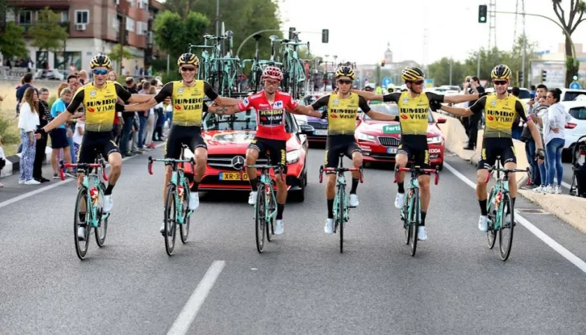 Primoz Roglic con su equipo Jumbo Visma. 