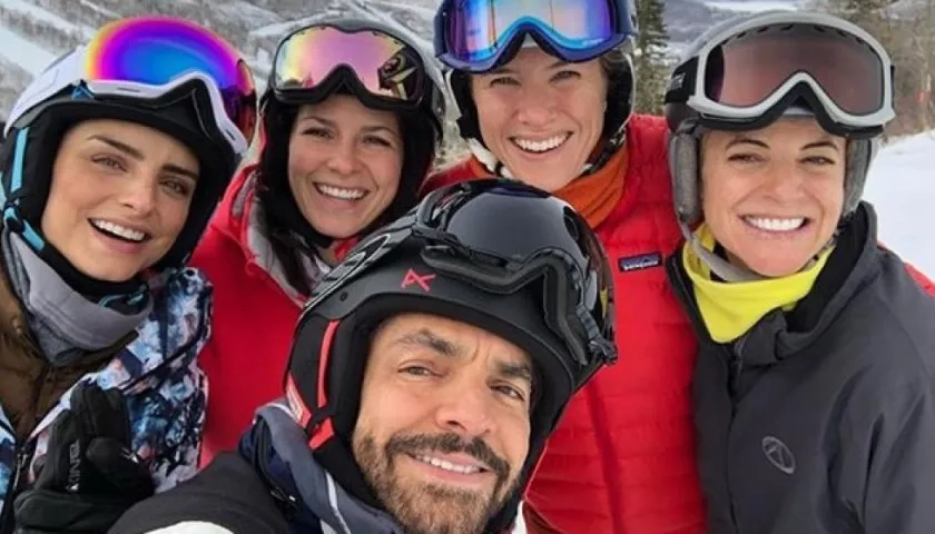 El actor y comediante Eugenio Derbez en compañía de su familia.