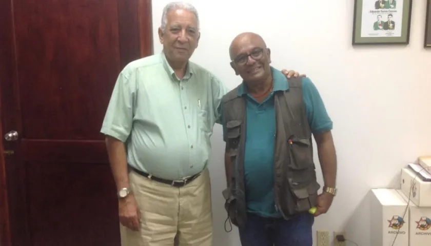 Eduardo Torres Cuevas con Moisés Pineda Salazar.