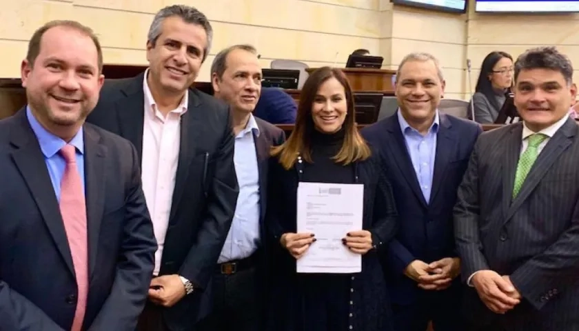 Senadores que radicaron la iniciativa.