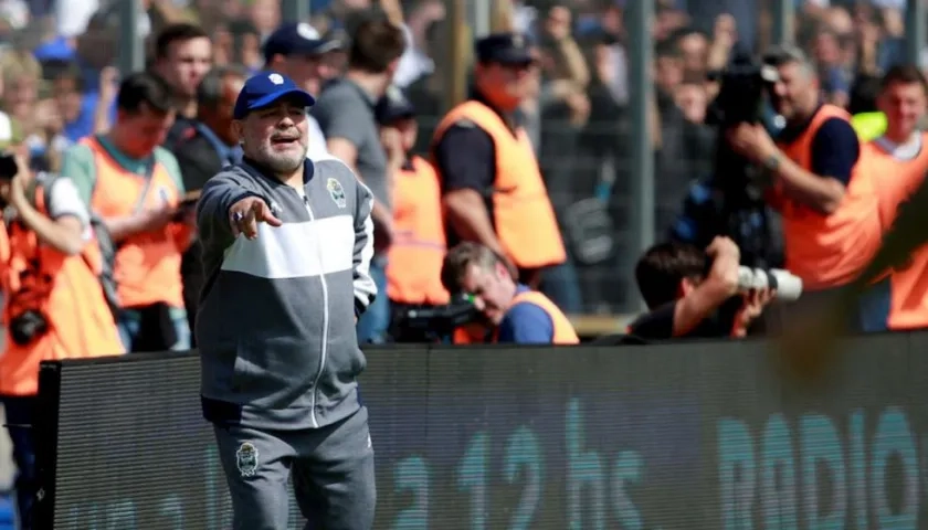 Diego Maradona, técnico de Gimnasia y Esgrima. 