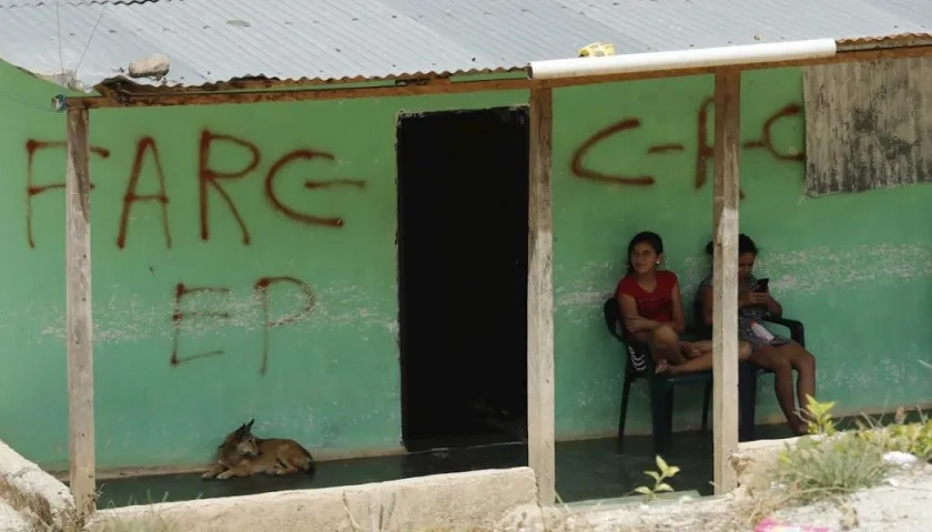Niñas se protegen del sol en Campo Alegre (Colombia). 