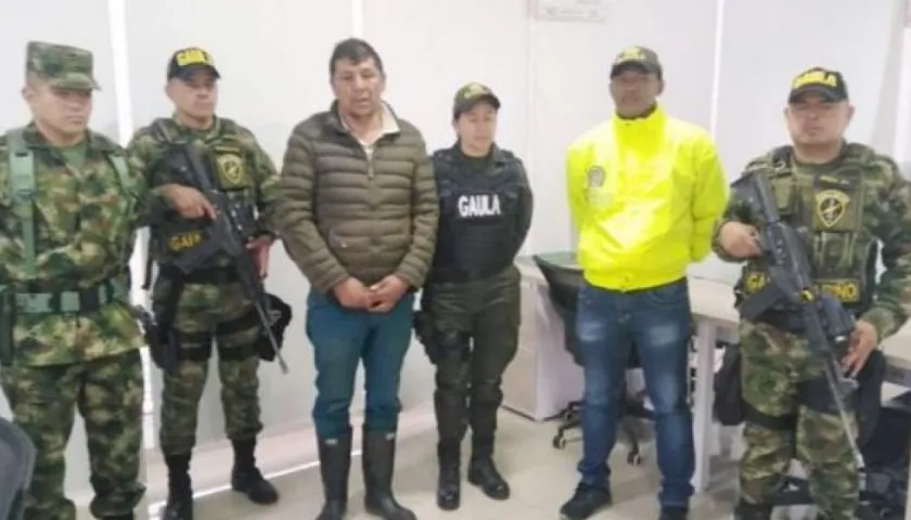 Imagen de su 'liberación', tras el autosecuestro del candidato Óscar Lombana.