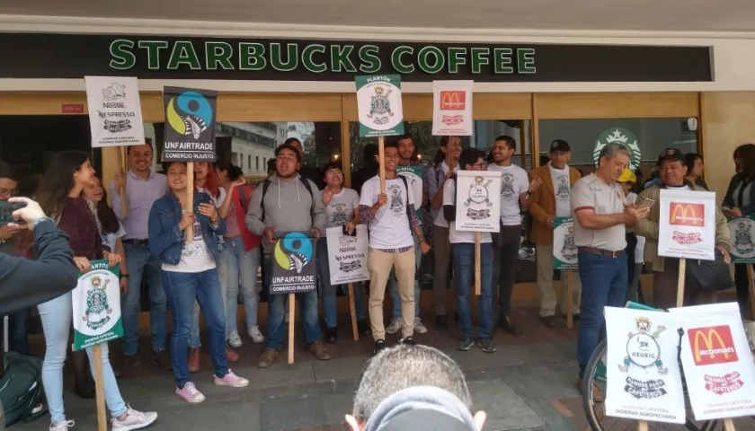 Caficultores protestaron este martes ante una tienda de la cadena estadounidense Starbucks en Bogotá