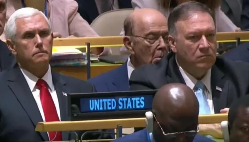 Wilbur Ross, ubicado atrás de Mike Pompeo (derecha).