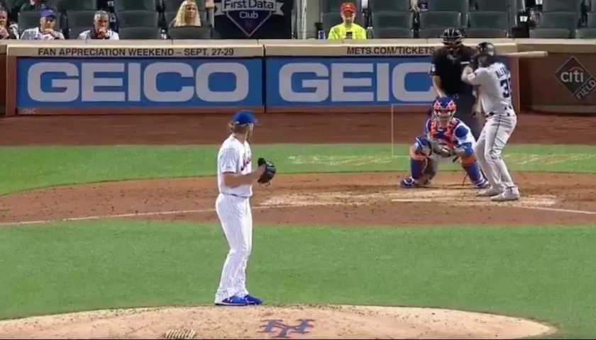 Jorge Alfaro en el turno al bate para conectar el jonrón.