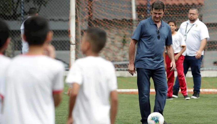 Mario Alberto Kempes entrena con algunos niños. 