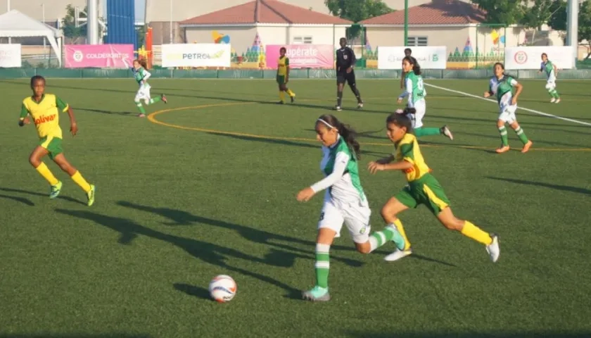Jugadoras en la Unidad Deportiva ‘Pibe’ Valderrama.