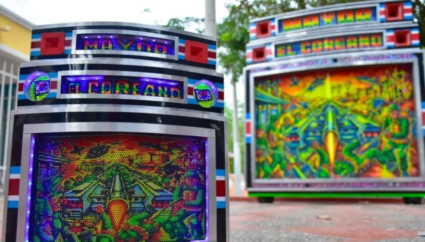 Réplica de 'El Coreano' y en el fondo el 'Tanque musical'.