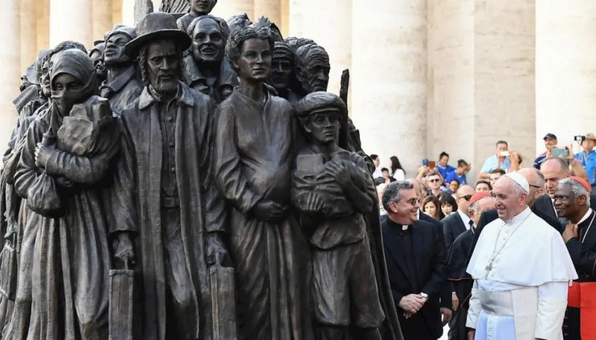 Escultura de bronce que representa a un grupo de migrantes y refugiados de diferentes partes del mundo y épocas.