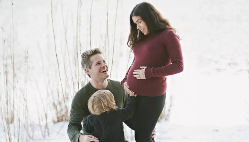 America Ferrera junto a su esposo e hijo.