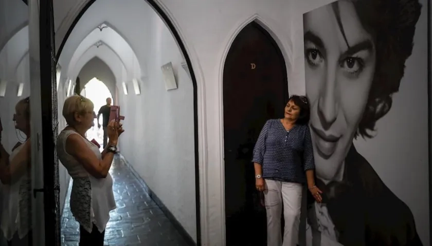 Fanáticas de Sandro tomándose fotos en el Museo del artista en Argentina.