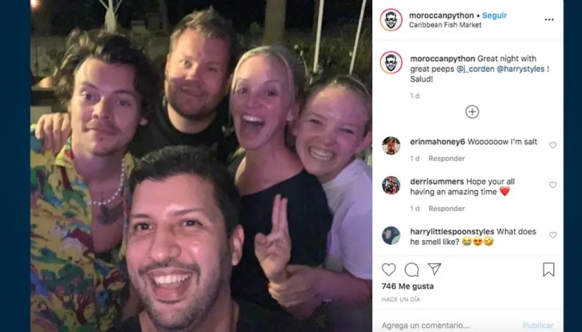 El mesero junto a Harry Styles, James Corden y dos amigas.