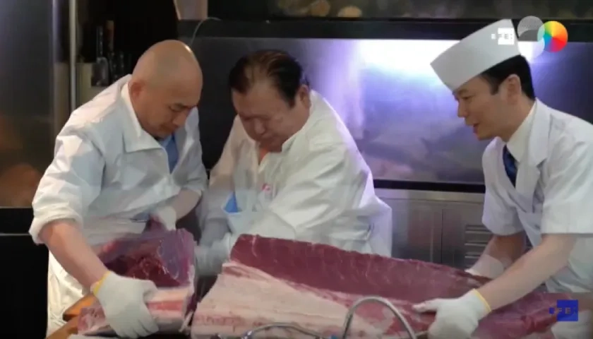 El empresario Kiyoshi Kiyomura cortando el atún que adquirió en subasta.