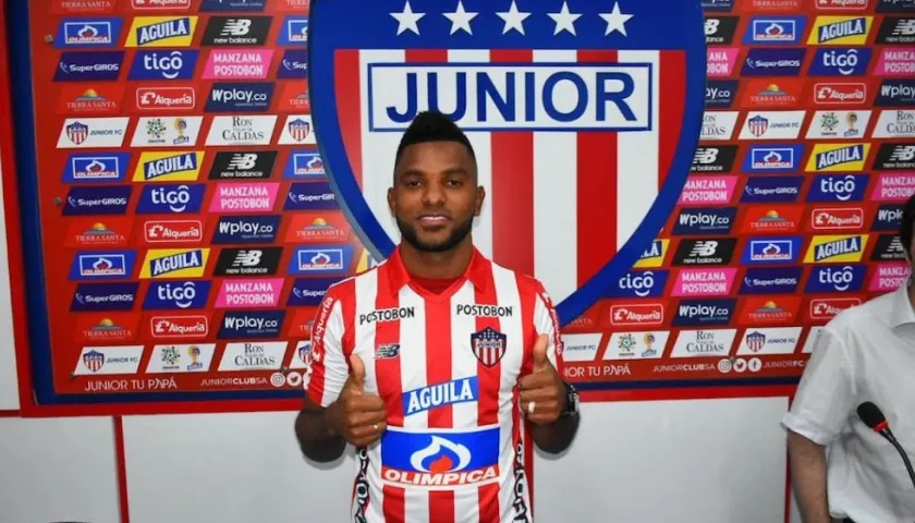 Miguel Ángel Borja luciendo la camiseta 'tiburona'.