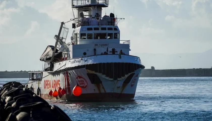 La ONG española Open Arms rescató a 44 migrantes.