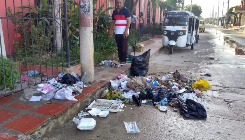 Desechos arrojados en los alrededores de la parroquia.