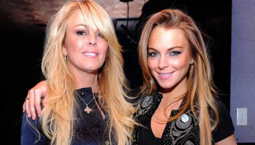 Dina Lohan junto a su hija, la actriz Lindsay Lohan.