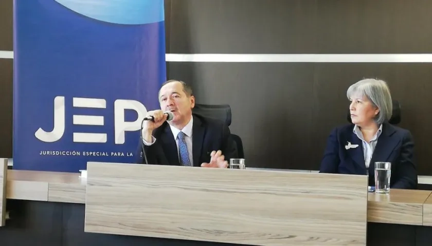 Eduardo Cifuentes, de la comisión de apelación, y Patricia Linares, presidenta de la JEP.