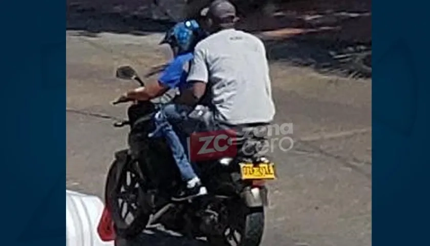 Los presuntos responsables huyendo tras el hecho.