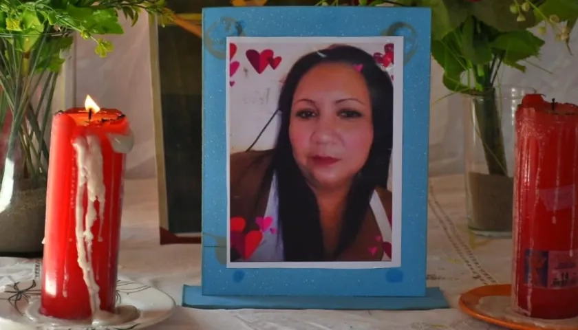 Un pequeño altar por la memoria de la ama de casa Yerlys Sofía Núñez Ortiz.