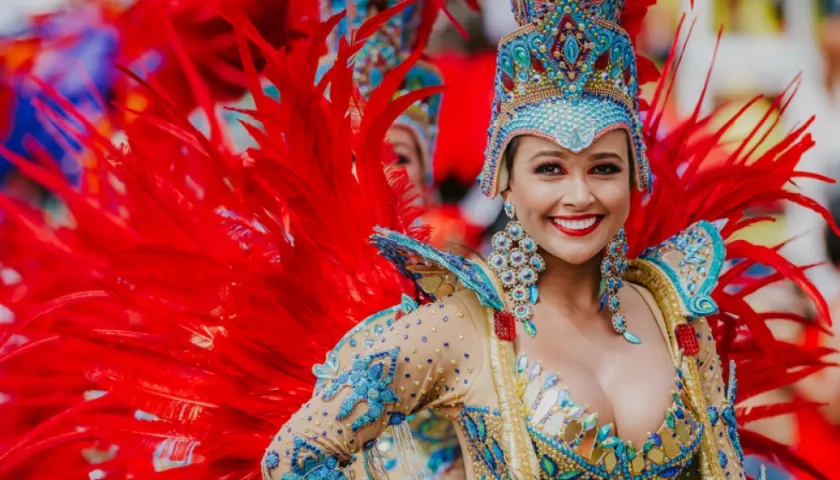 Bailarina desfilando durante el Carnaval de Aruba.