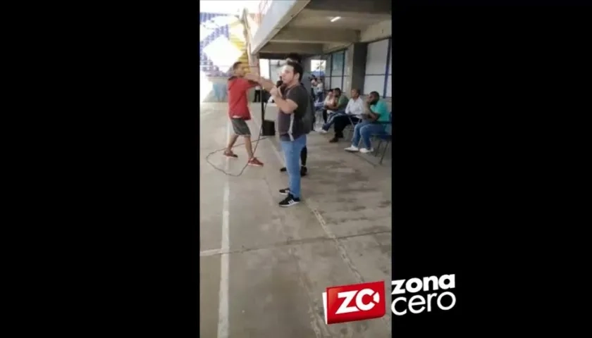 Momento en el que le arrojan el líquido.