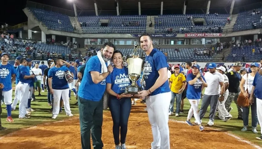 Ozzie Guillén celebra el título de campeón, mientras su esposa Ibis Cárdenas y su hijo Ozney Guillén levantan el trofeo. 