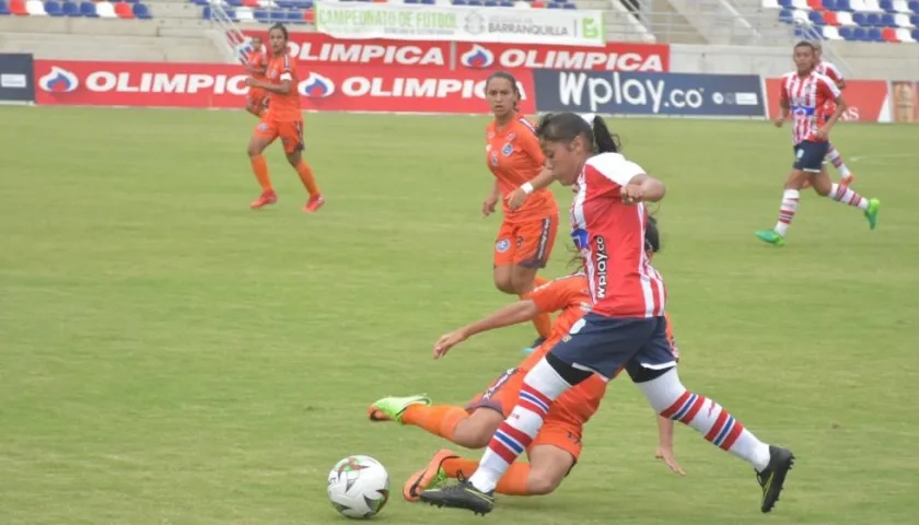 Iranis Centeno en plena acción de juego. 