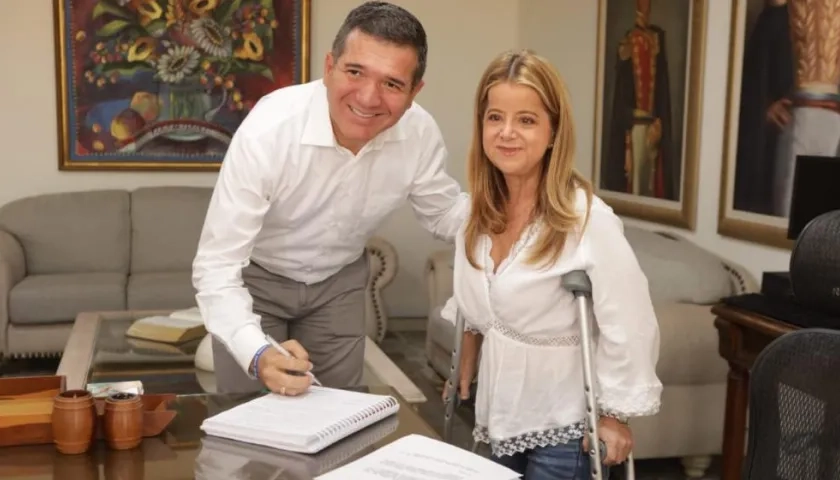 Julio César Novoa Fontalvo y la Gobernadora Elsa Noguera.